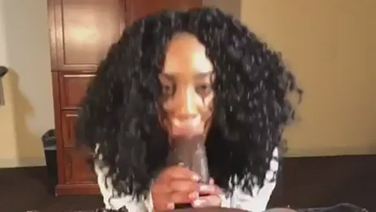 Ebony babe sucking BBC : video clip
