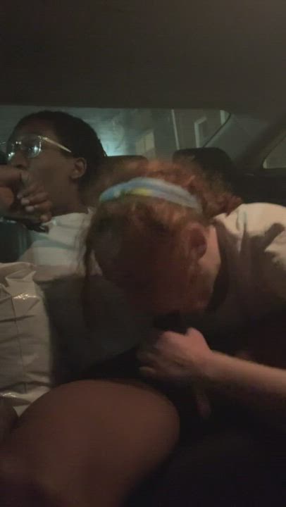 Black dude banging a chubby white girl in the car in the night : video clip