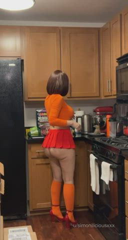 Velma in the kitchen (simoniliciousxxx) [Scooby-Doo] : video clip