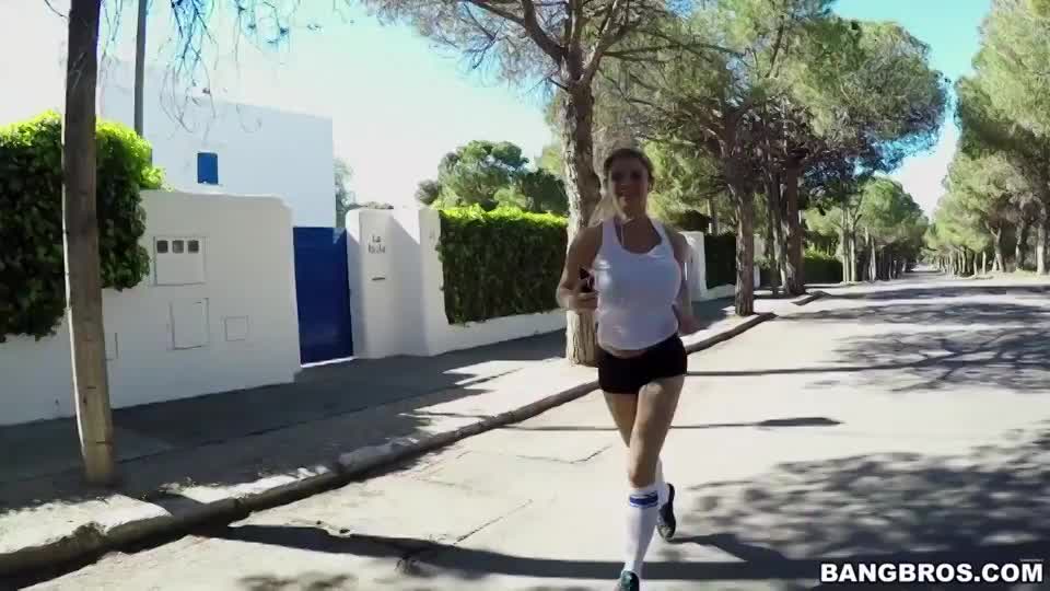 Jogging Through The Street : video clip