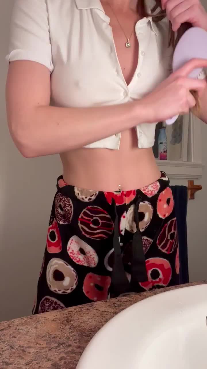 Being 18 with these tits is a fun time : video clip
