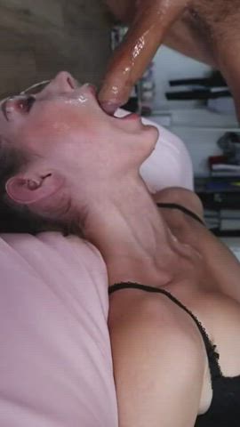 Some amazing sloppy face fucking followed by a nice load on her happy face : video clip