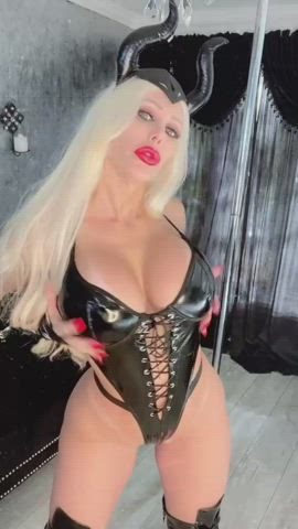 Dressed up and ready to suck Daddy’s cock : video clip