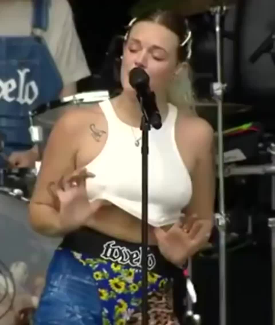 Tove Lo flashing her tits onstage : video clip