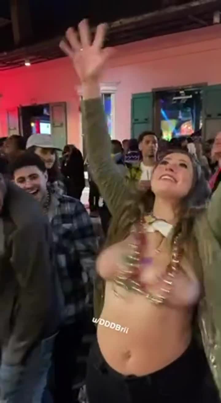 Earning my beads at Mardi Gras😜 [GIF] : video clip