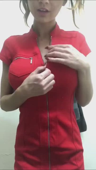 Unzipping the dress : video clip