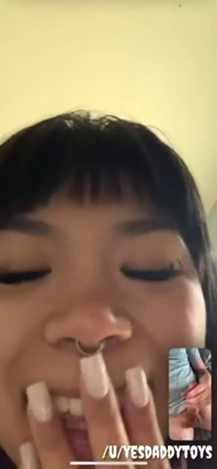 Come watch this adorable 18 year old fan make me cum with her pretty feet on facetime : video clip