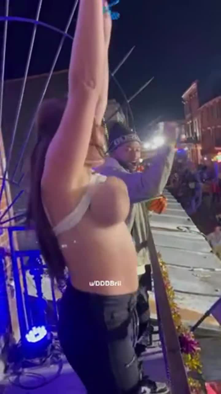 Got the crowd riled up before flashing my tits! : video clip