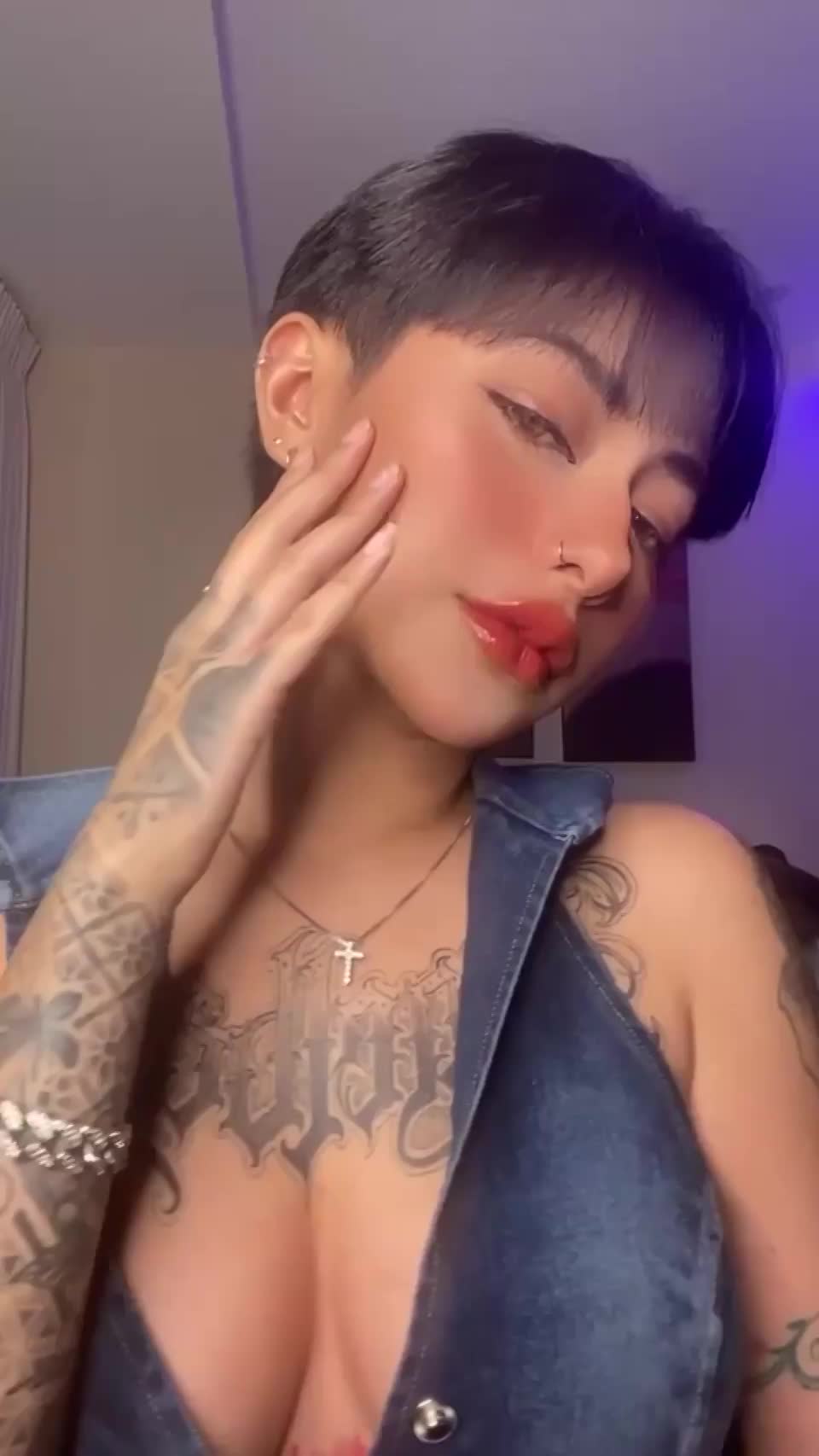 Let me tell you a secret : video clip