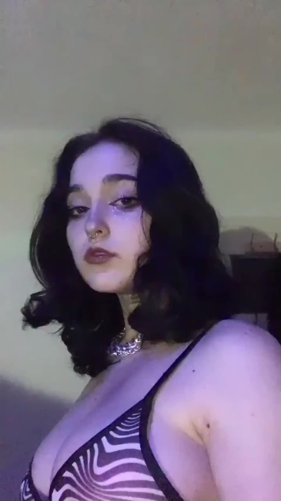 Do you like goth girls here? Because I'm here for your wild thoughts : video clip