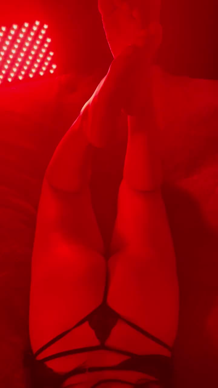 Cum and play in my red room : video clip