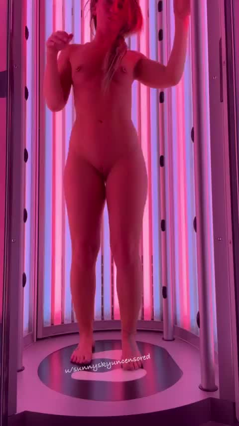 Trying to stay quiet while playing at the tanning salon [gif] : video clip