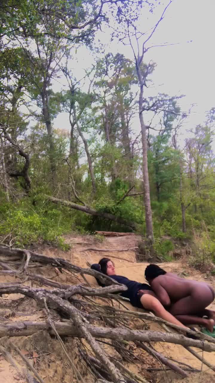 Just chillin out here, u? : video clip