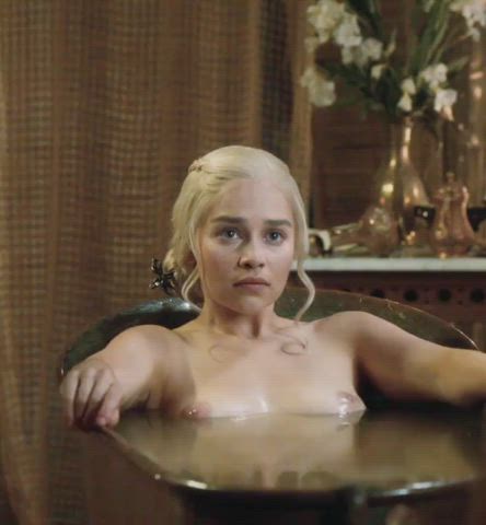 Emilia Clarke in the tub : video clip