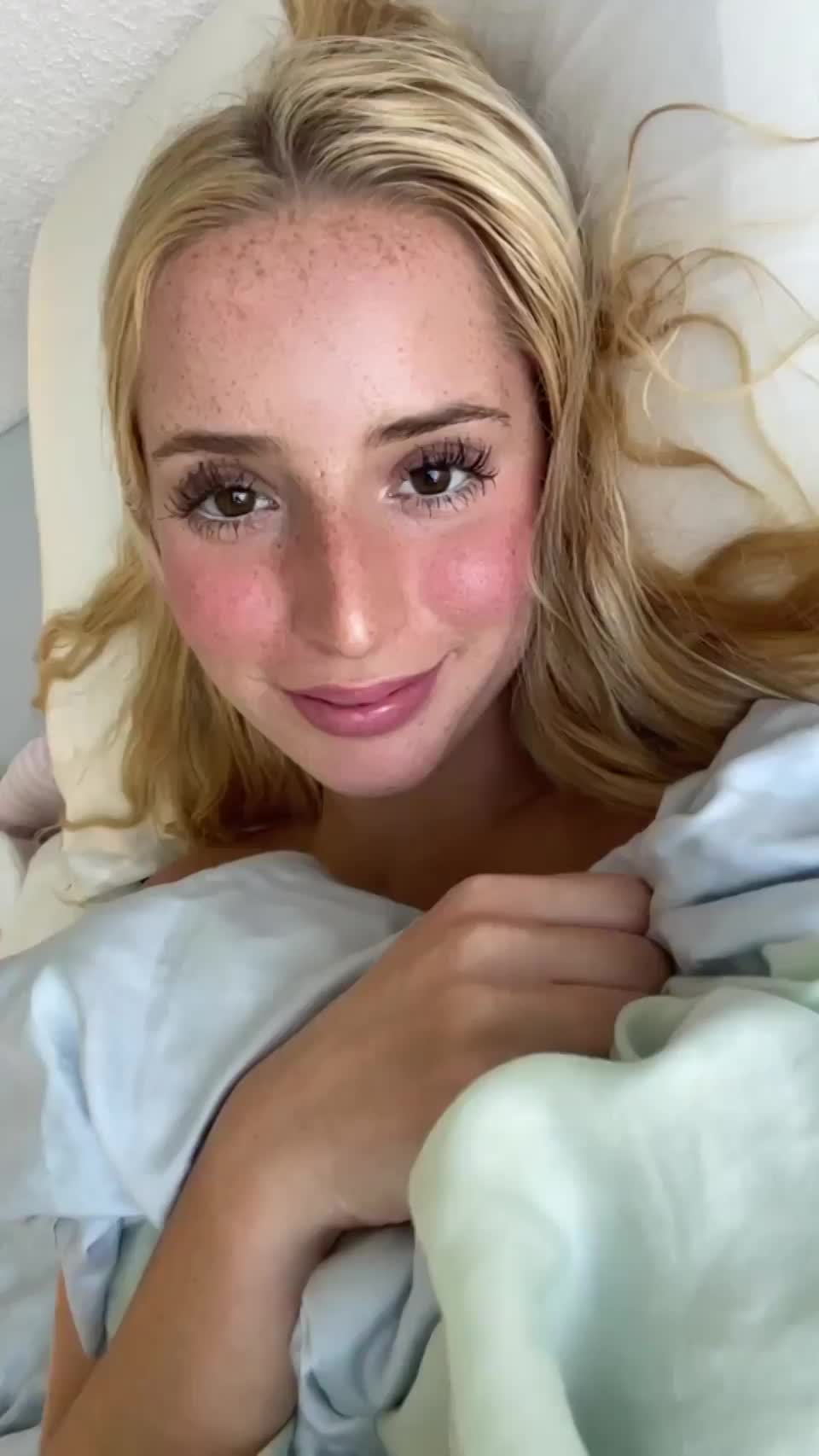 this would be your alarm if youre dating a blonde : video clip