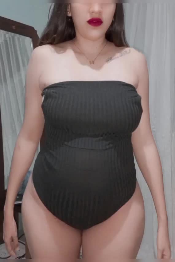 I would love to see your cock in the middle of my tits : video clip