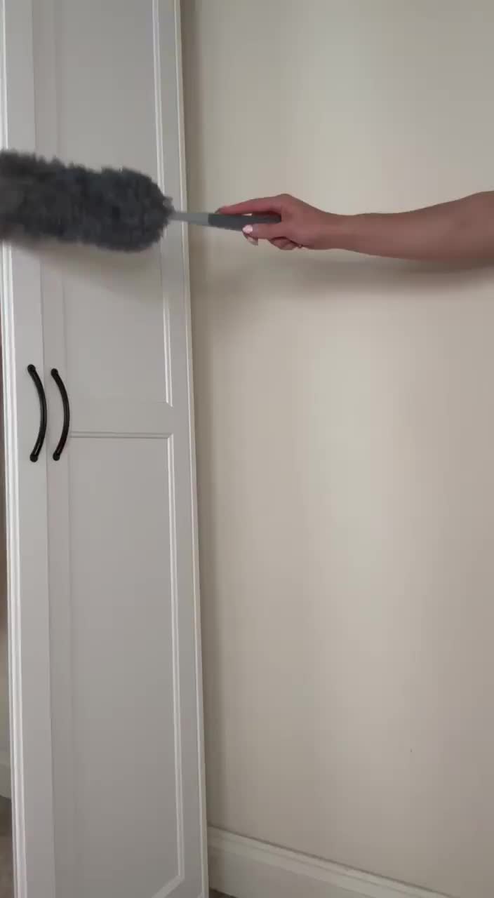 Oops this bimbos forgot to wear her panties to work... : video clip
