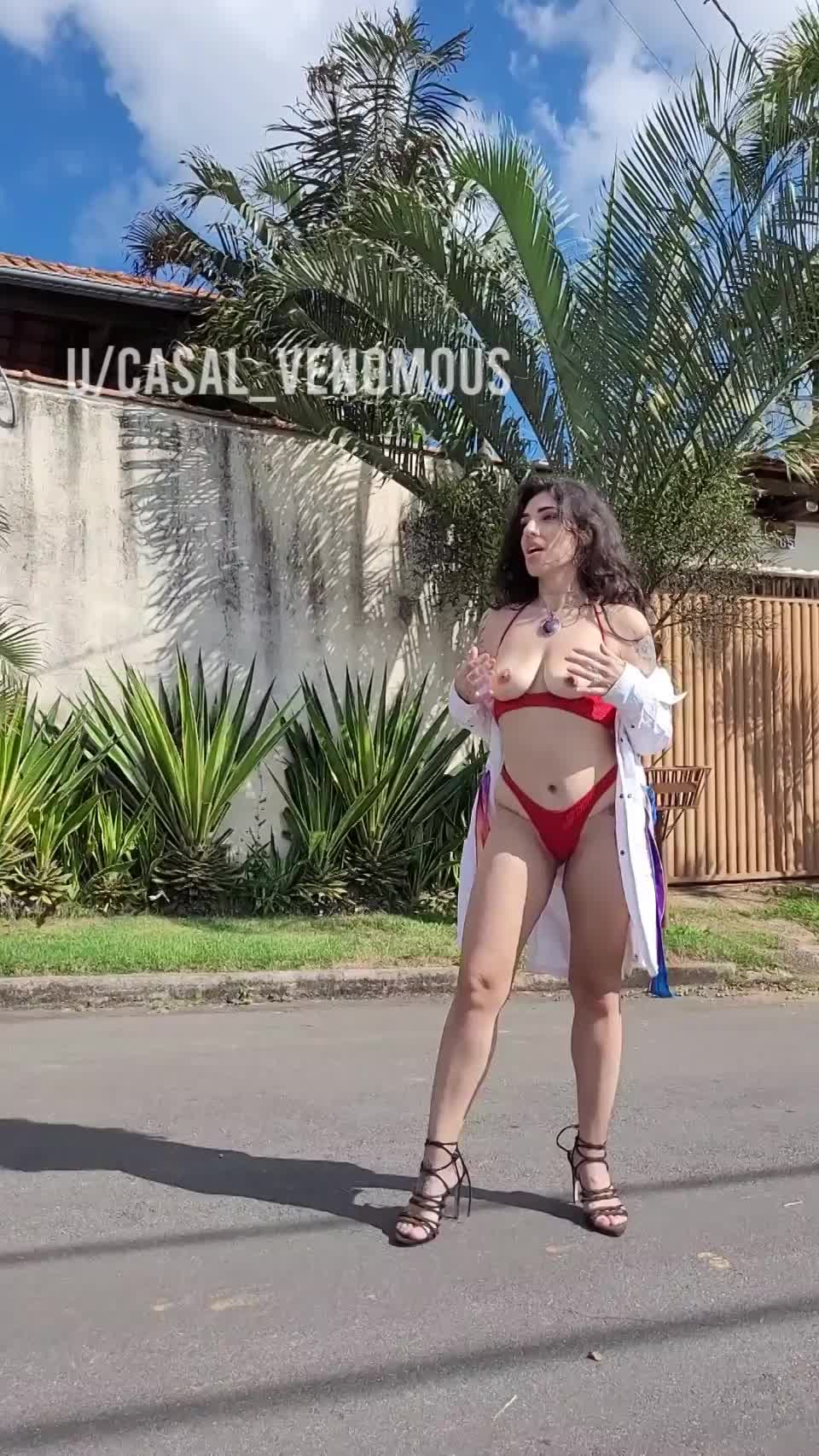 [GIF] Naked in themiddle of the street : video clip