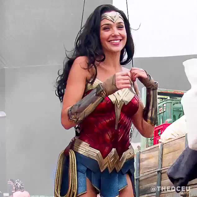 Gal Gadot knows every guy on set wanted to fuck her in that Wonder Woman costume : video clip