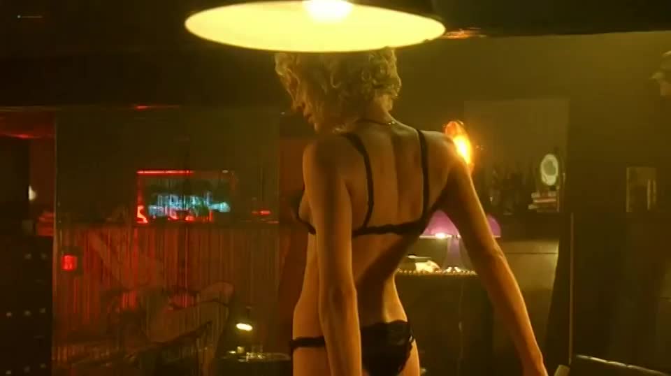 Rebecca Romijn, "Femme Fatale" : video clip