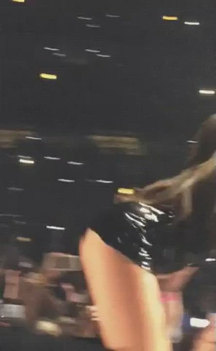 Ariana Grande has a nice ass : video clip
