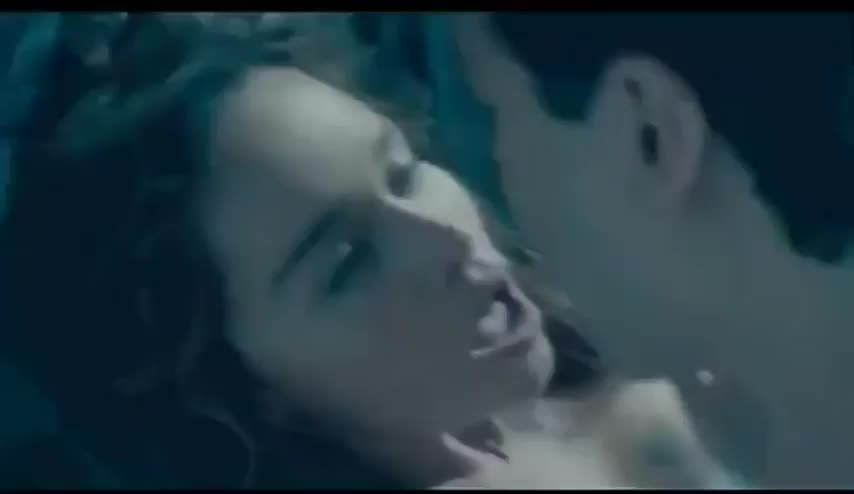 Imagine being balls deep inside Emilia Clarke while she’s giving you this look : video clip