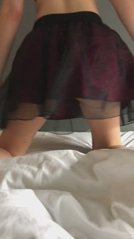 Skirt up, ass out : video clip