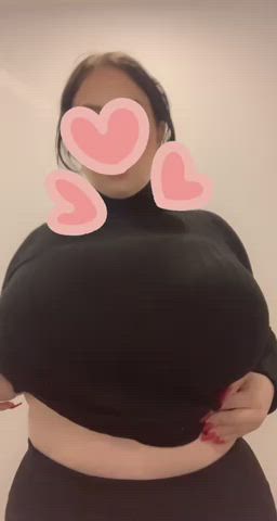 Huge natural tits on 5’1 body OC : video clip