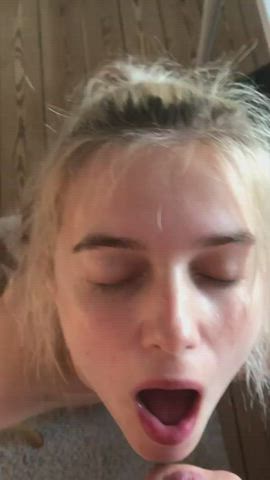 Amateur blonde babe sprayed with cum 💦💦 : video clip