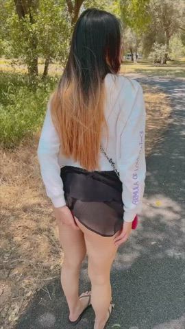 Not wearing any panties makes fingering at a park much easier 🤭 [gif] : video clip