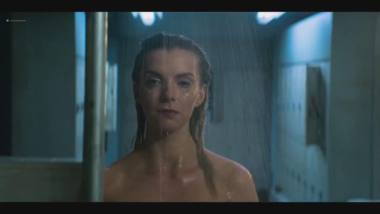 Betty Gilpin has a juicy ass while showering : video clip