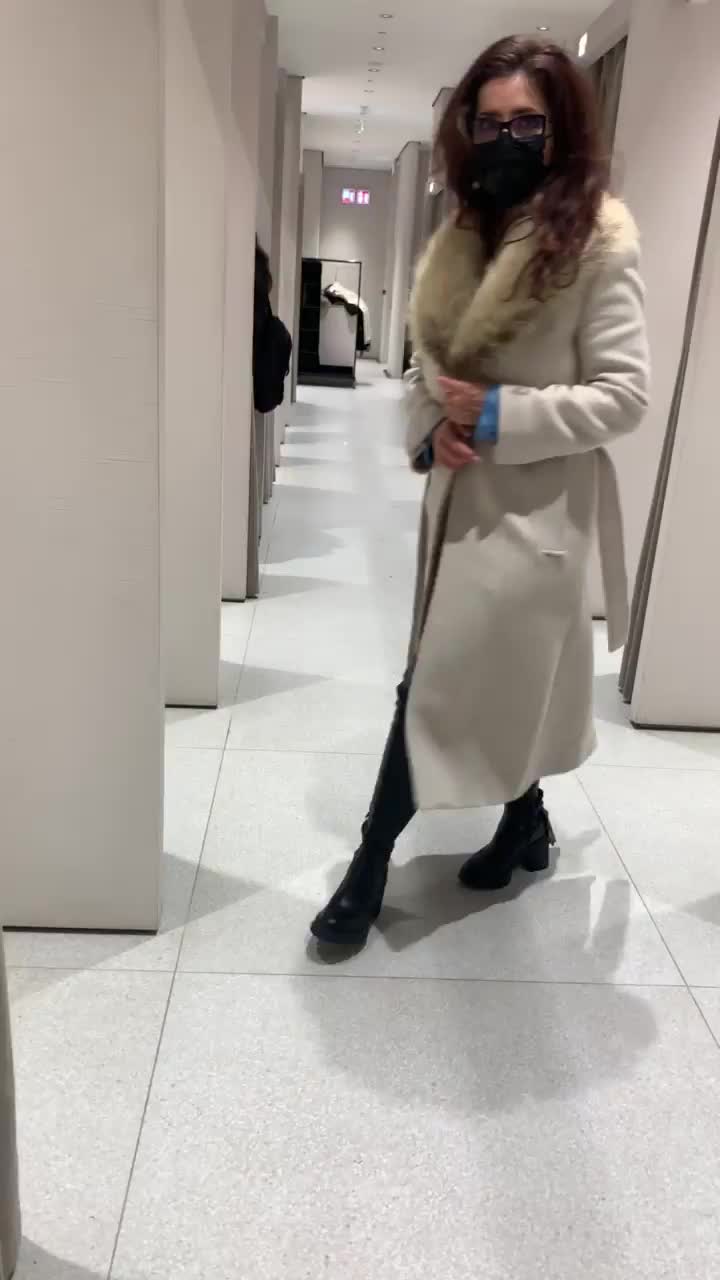 Some changing room shenanigans [GIF] : video clip