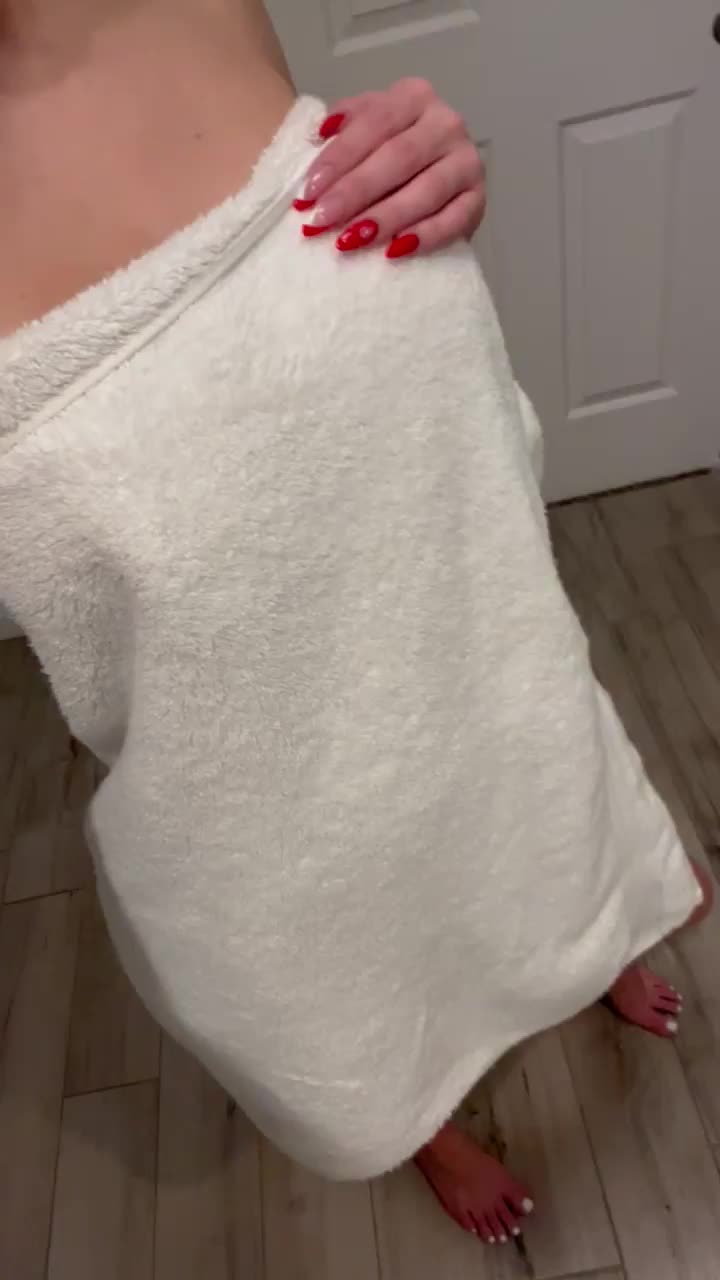 I think my towel looks better on the floor 😌 : video clip