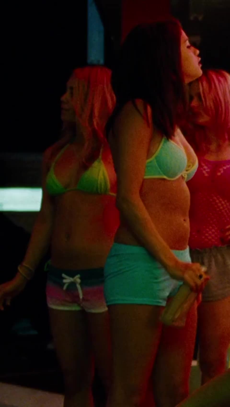 Selena Gomez & Vanessa Hudgens [Spring Breakers] : video clip