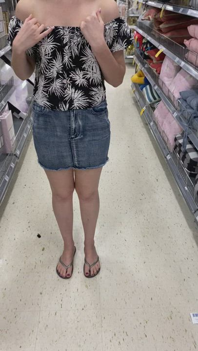 I hear there's some titties in aisle 3 [GIF] : video clip