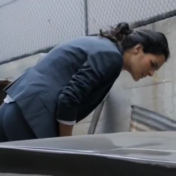 Angie Harmon tight 🍑 (Rizzoli & Isles S02E15) : video clip