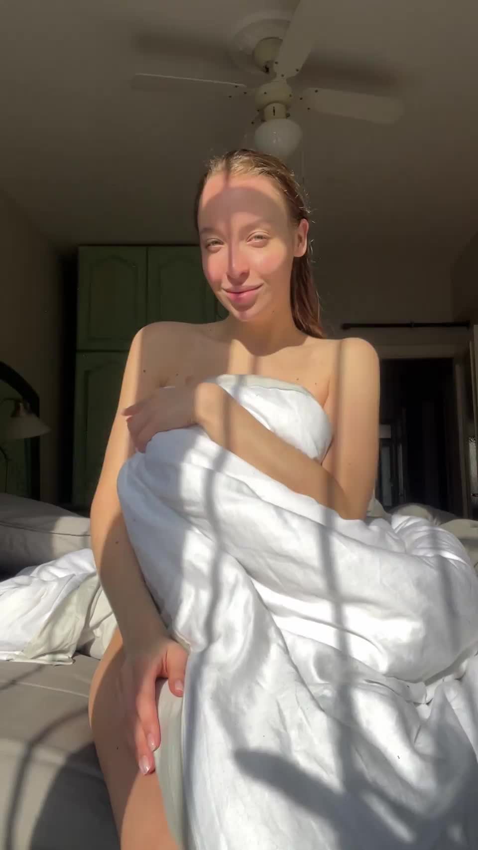 Sorry for no makeup i just got out of the shower and got horny : video clip