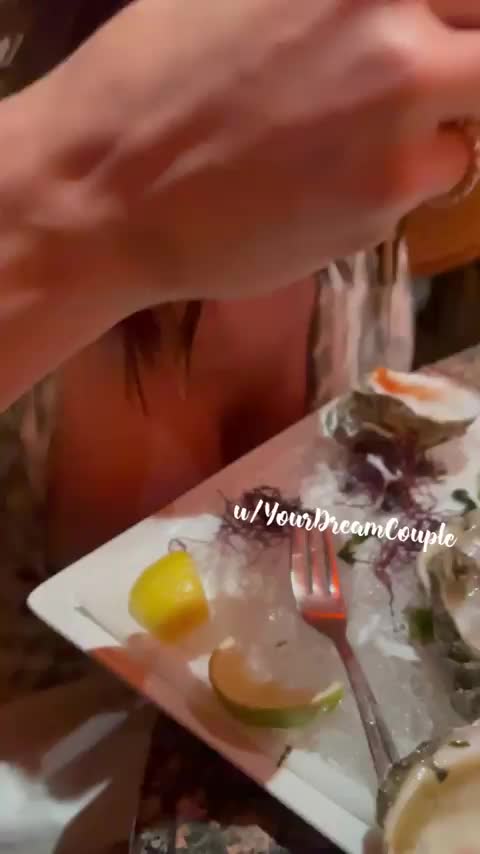 [GIF] Oysters, tits and a cotton candy martini 🍸 : video clip