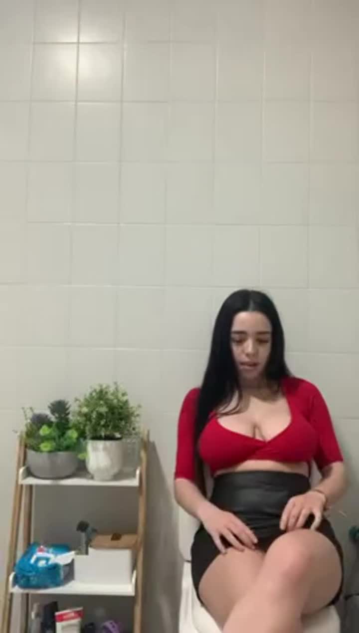 Seeing this girls baby maker makes me want to blow my fucking load and I’m twice her age D M me : video clip