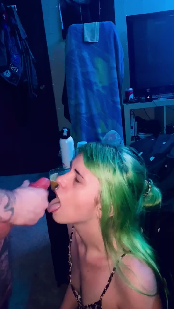Some cum on my face : video clip