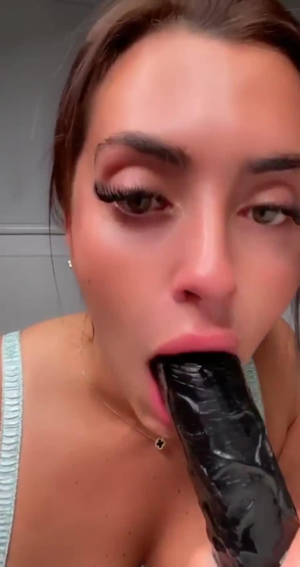 You need to let a Pakistani girl suck your dick : video clip