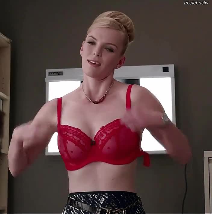 Betty Gilpin [gifv] : video clip