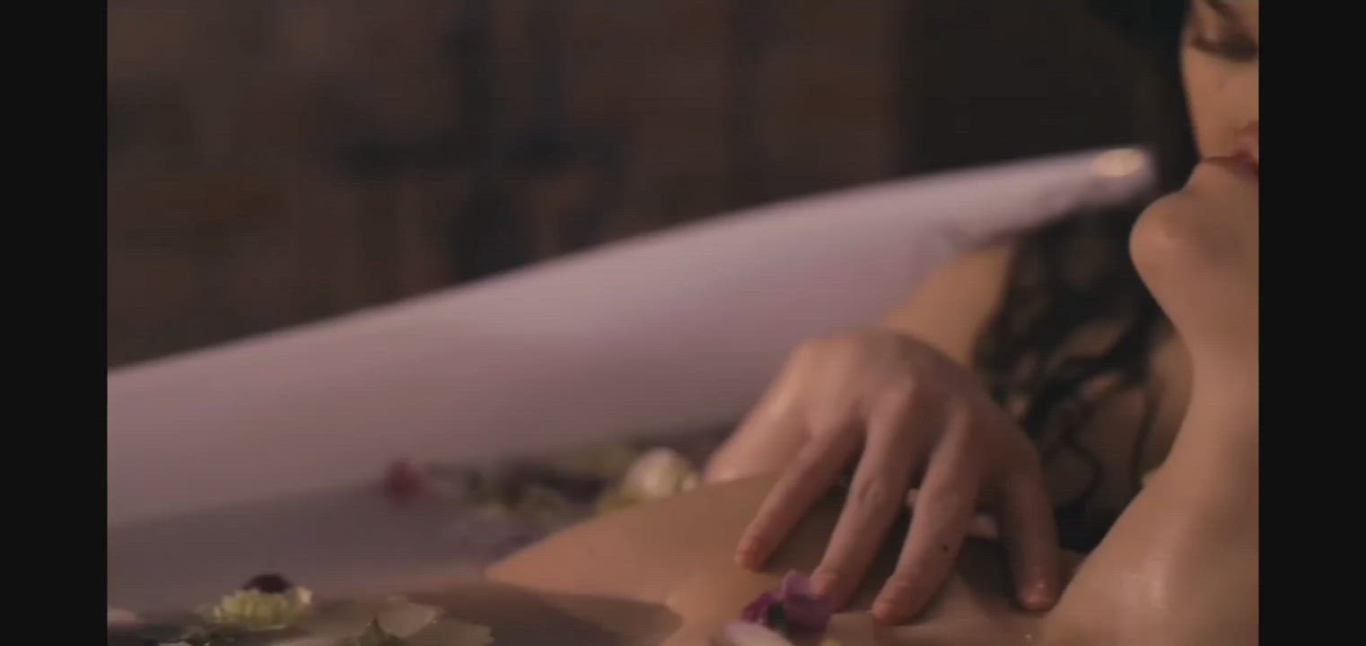Hailee Steinfeld In the Tub : video clip