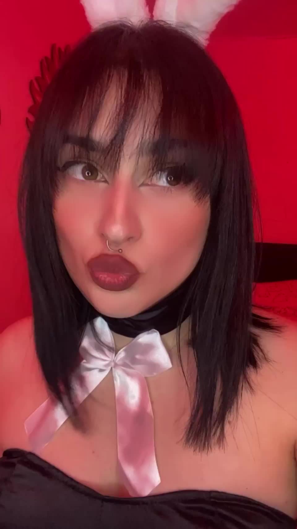 Do you think I'm pretty? : video clip