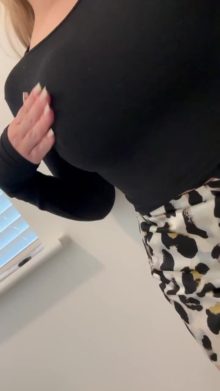 The sexy stacked secretary 😜❤️ : video clip