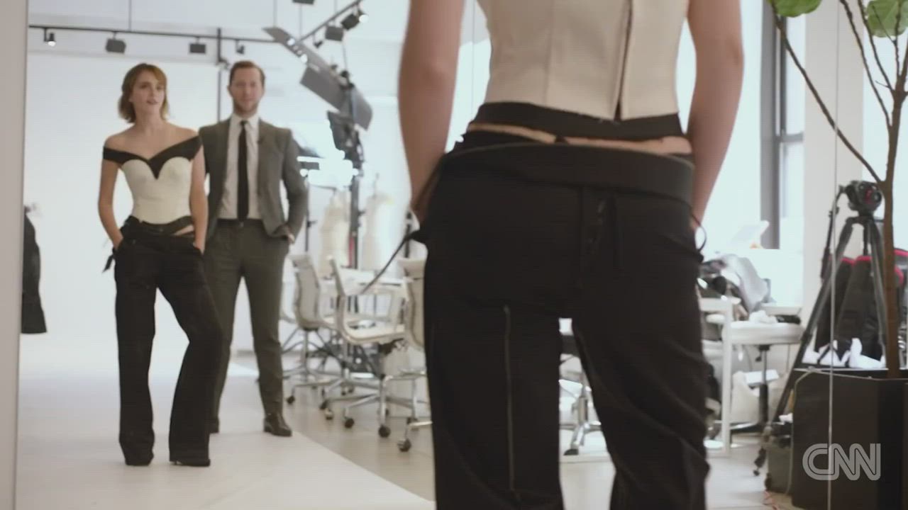 Emma Watson booty wiggle : video clip