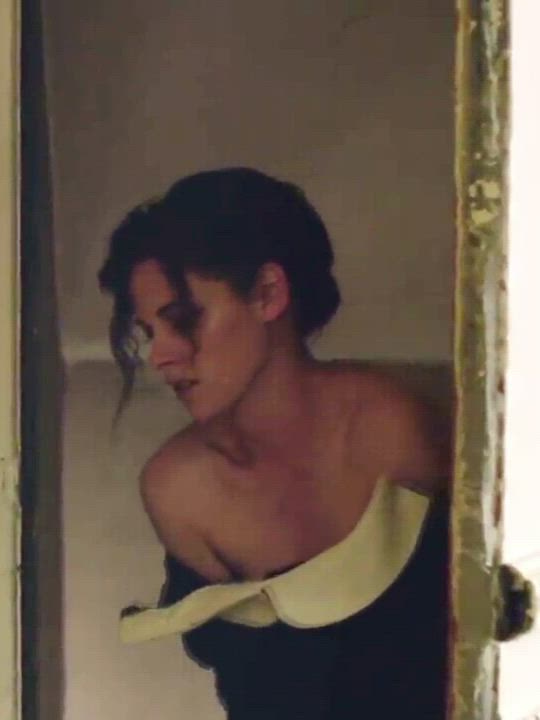 Love Kristen Stewart's little tits : video clip