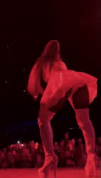 Ariana Grande shaking her ass upskirt : video clip