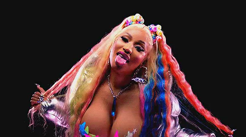 Nicki bouncing her big tits she’s such a bimbo : video clip