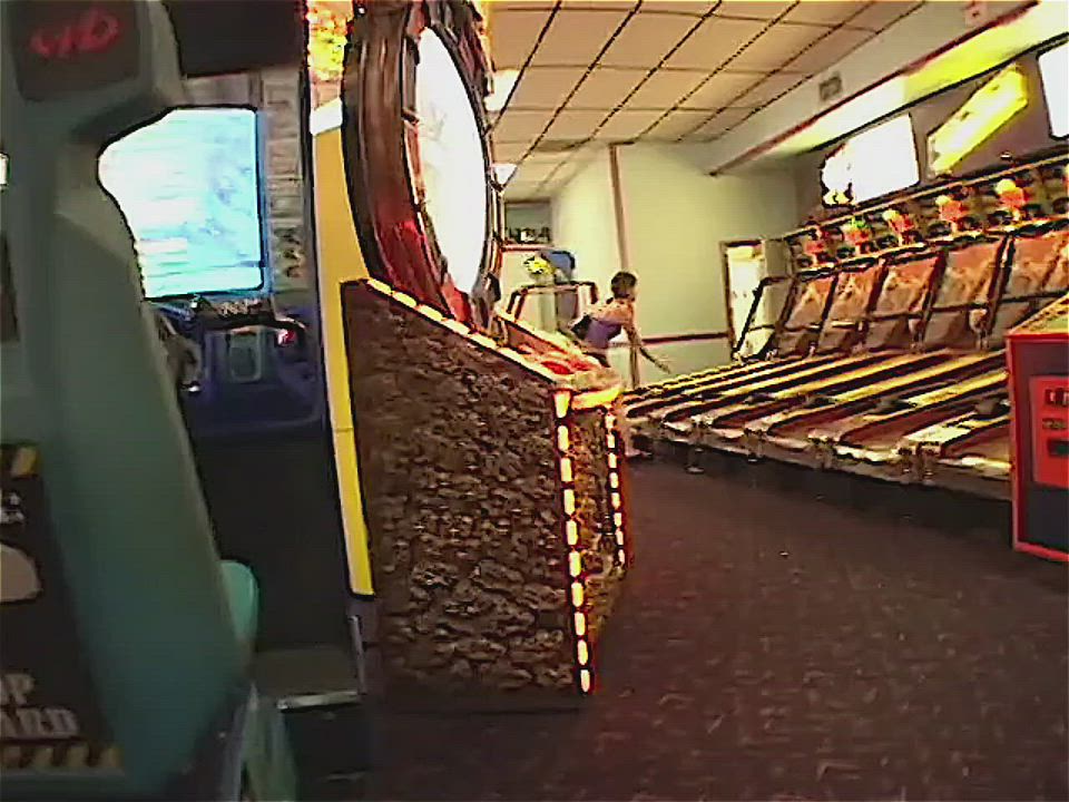Allie Sin, Kicking ass at the arcade [60fps, upscaled] : video clip